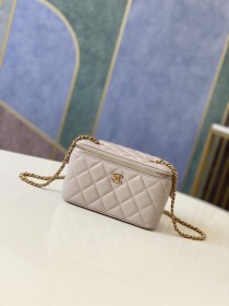Handbag  Chanel  81138  size 16 9.5 8 cm