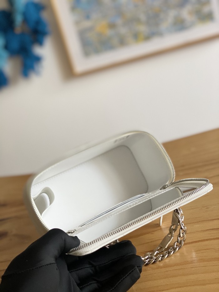 Handbag   Chanel  81199  size  17 cm