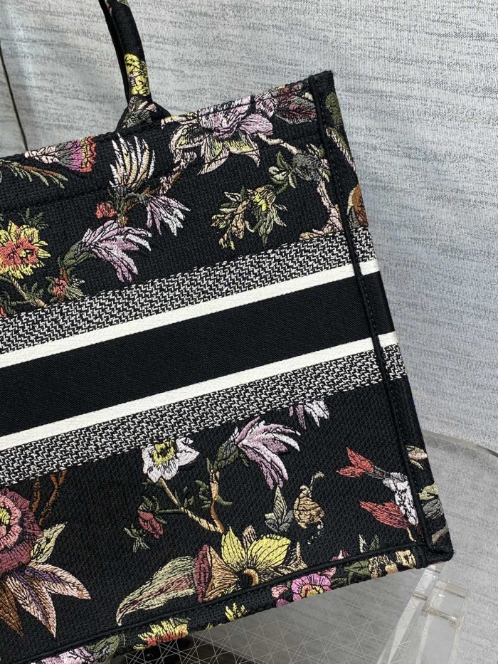 Handbag   Dior  size  36*18*28 cm