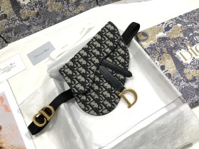 Handbag   Dior  S5632  size  20 x 17 x 2  cm