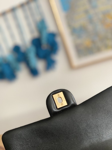  Handbag  Chanel  AS3393  size  14x22x8 cm