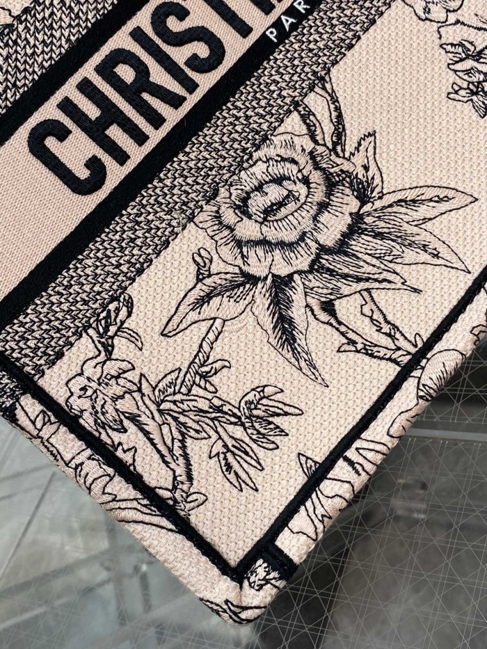 Handbag   Dior  size  36*18*28 cm