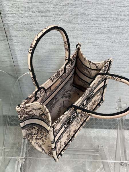 Handbag   Dior  size  26*8*22 cm