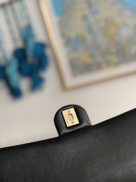  Handbag  Chanel   AS3609  size  16x25x10 cm