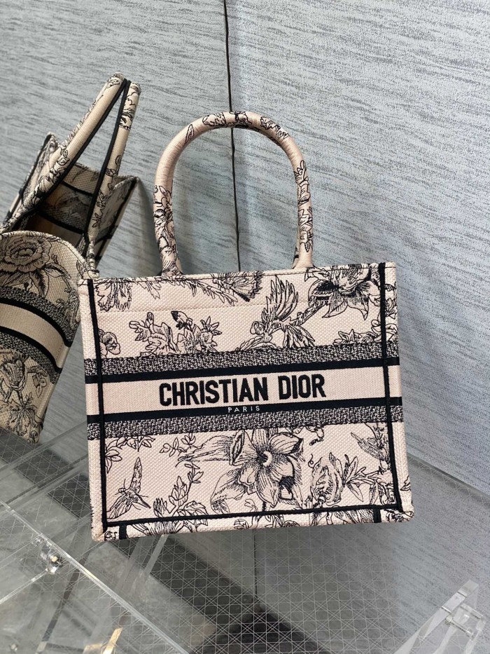 Handbag   Dior  size  26*8*22 cm