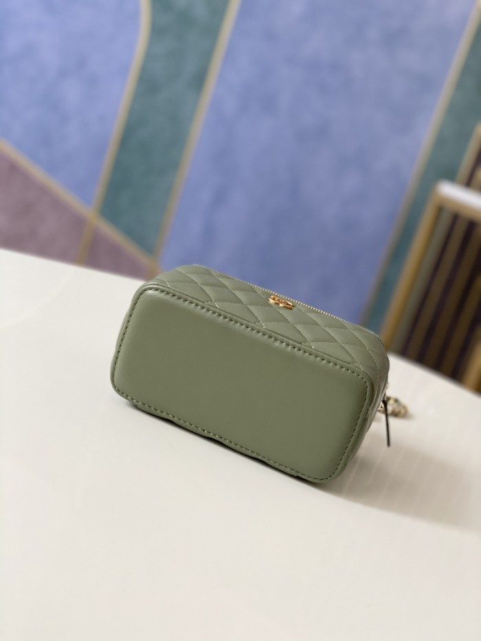 Handbag  Chanel  81138  size 16 9.5 8 cm