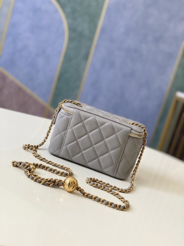 Handbag   Chanel 81138  size  16 9.5 8 cm