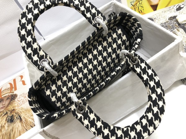 Handbag   Dior  M0565  size  24 x 20 x 11  cm