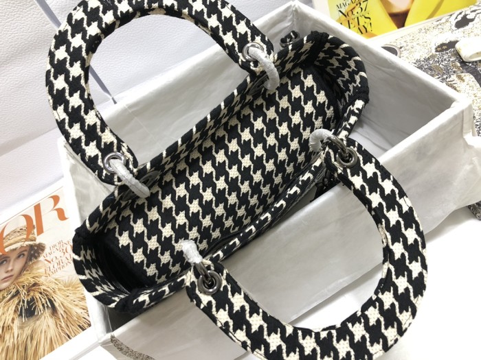 Handbag   Dior  M0565  size  24 x 20 x 11  cm