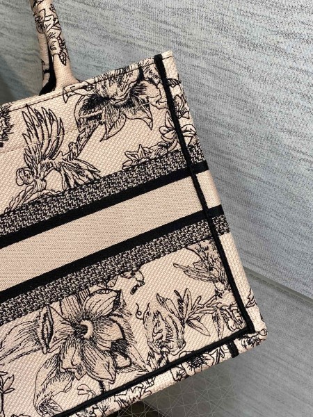 Handbag   Dior  size  26*8*22 cm