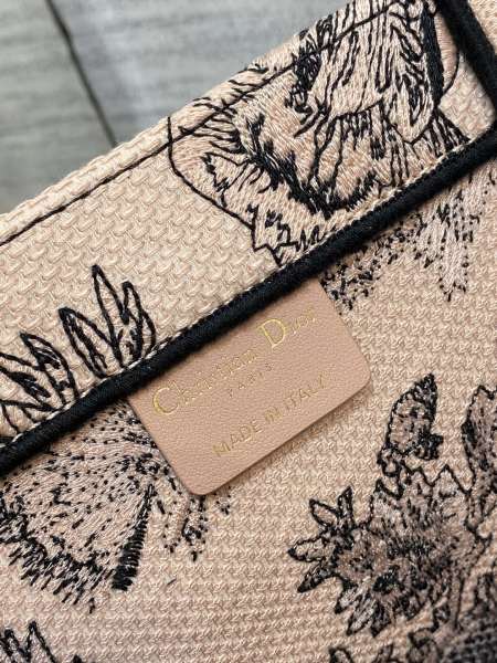 Handbag   Dior  size  42*18*35 cm