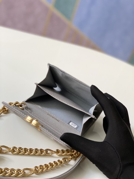 Handbag    Chanel  81156  size 12 9 2.5 cm