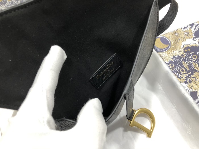 Handbag   Dior   S5632  size  20 x 17 x 2  cm