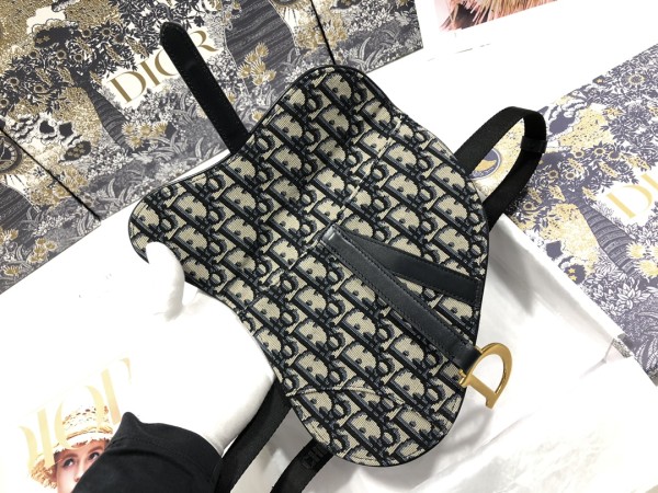 Handbag   Dior  S5632  size  20 x 17 x 2  cm