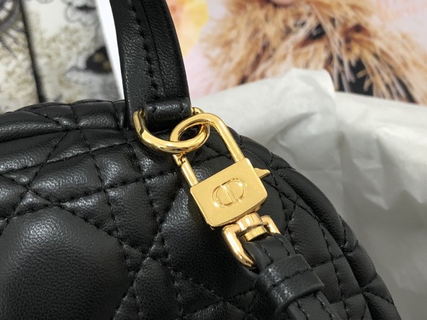 Handbag   Dior  M9222  size  16 x 21 x 8.5  cm