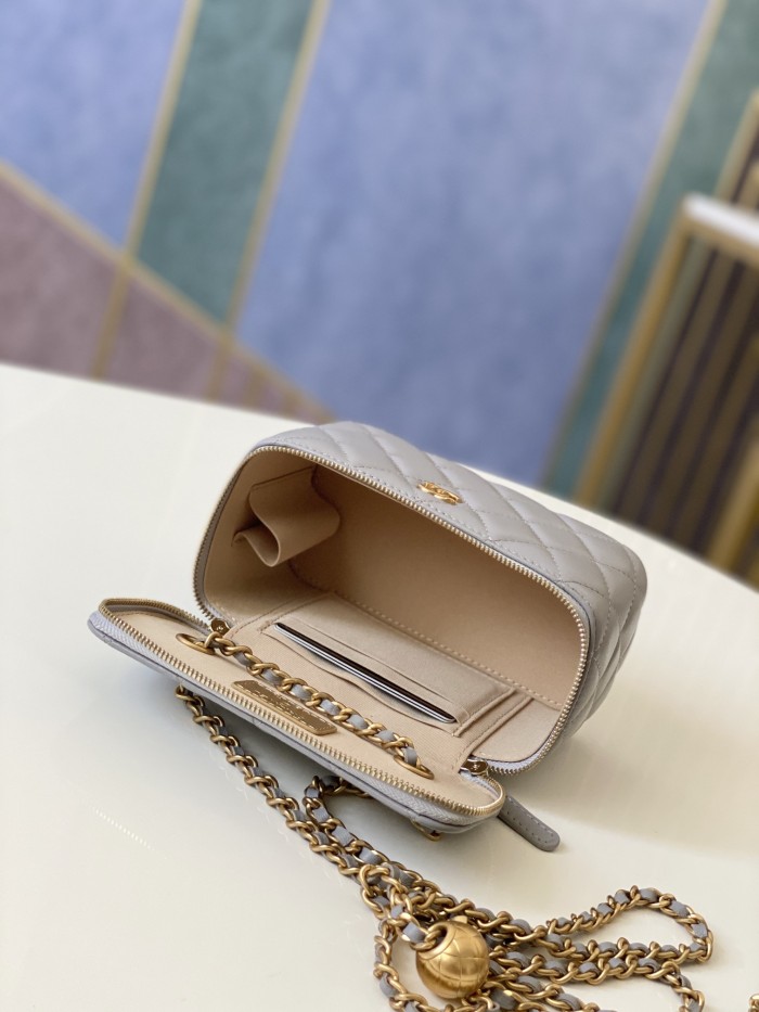 Handbag   Chanel 81138  size  16 9.5 8 cm