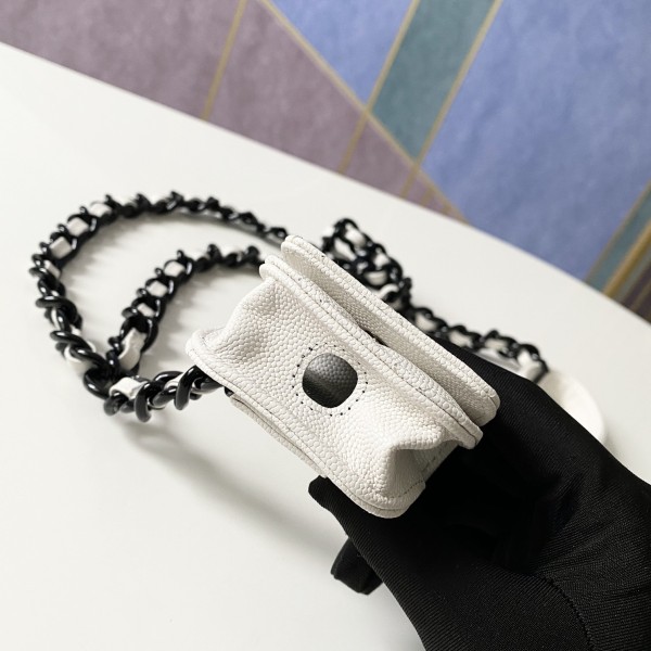 Handbag    Chanel 81089  size  7 5 3 cm