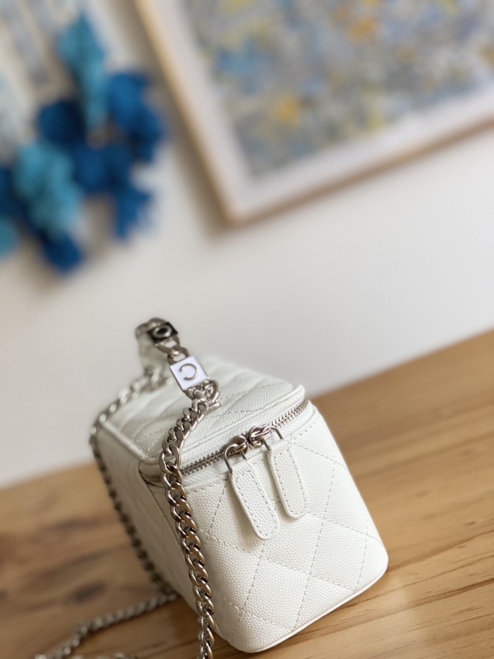 Handbag   Chanel  81199  size  17 cm