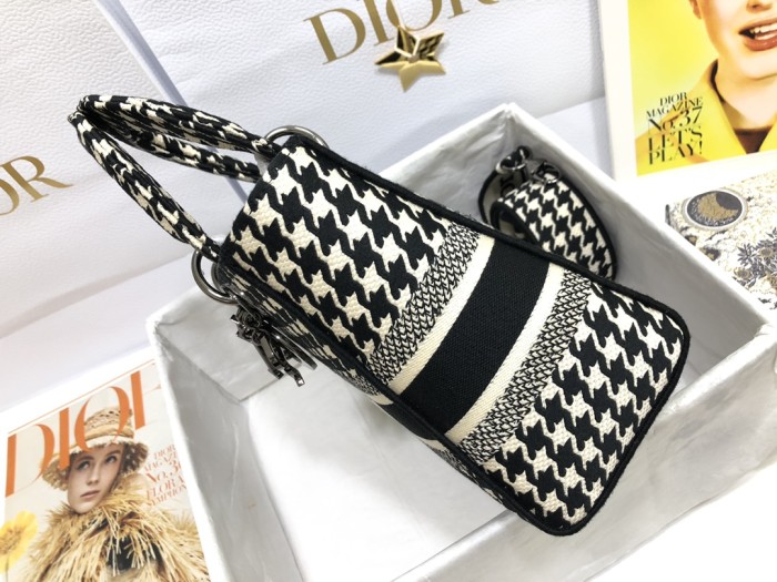 Handbag   Dior  M0565  size  24 x 20 x 11  cm