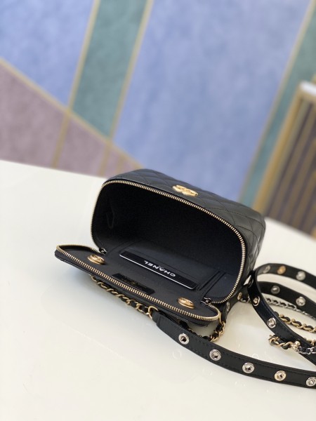 Handbag   Chanel   81178  size  18  Cm