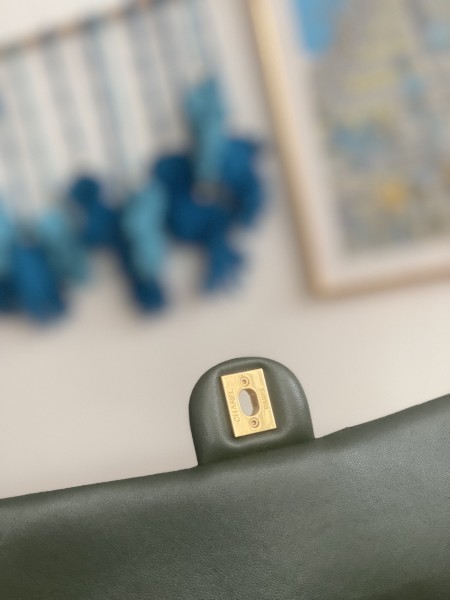  Handbag  Chanel  AS3609 size  16x25x10 cm