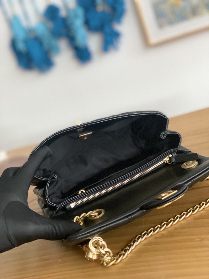  Handbag  Chanel  AS3393  size  14x22x8 cm