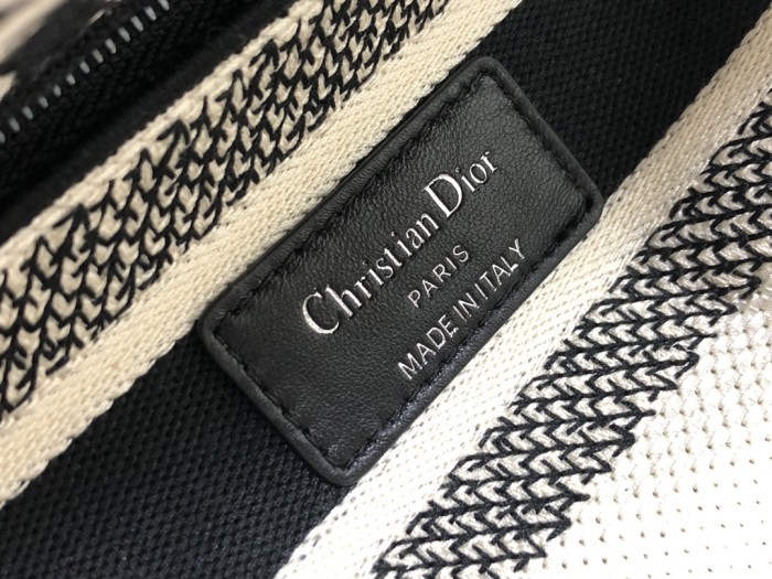 Handbag   Dior  M0565  size  24 x 20 x 11  cm