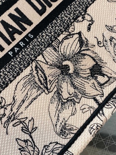 Handbag   Dior  size  26*8*22 cm