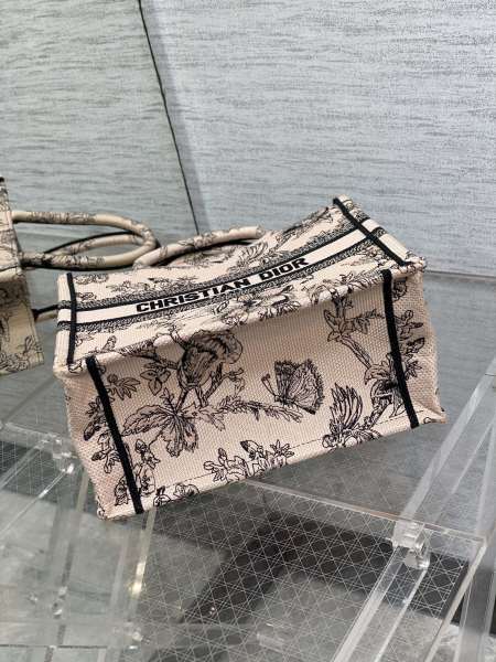 Handbag   Dior  size  26*8*22 cm