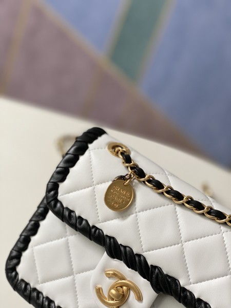 Handbag   Chanel AS2495  size  19x15x6 cm