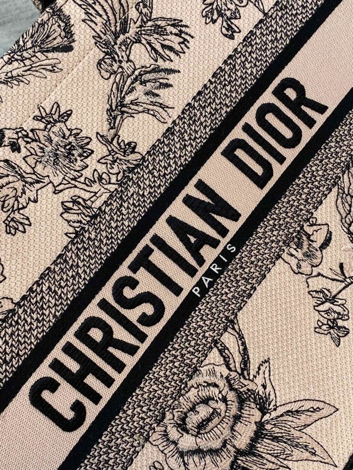 Handbag   Dior  size  36*18*28 cm