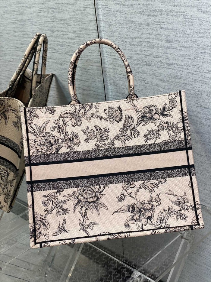 Handbag   Dior  size  42*18*35 cm