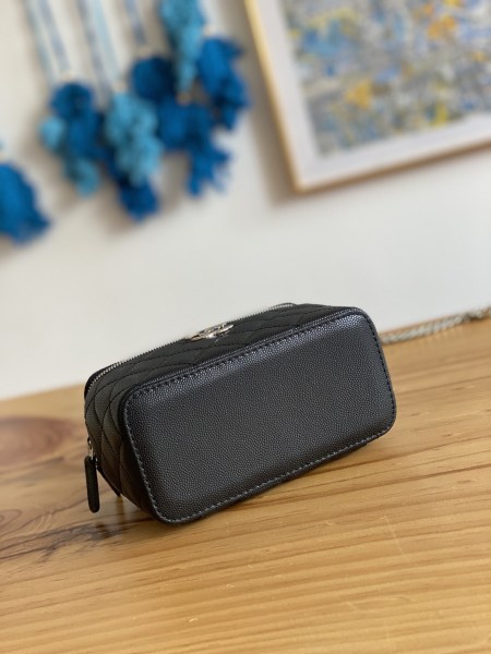 Handbag   Chanel  81199  size  17 cm