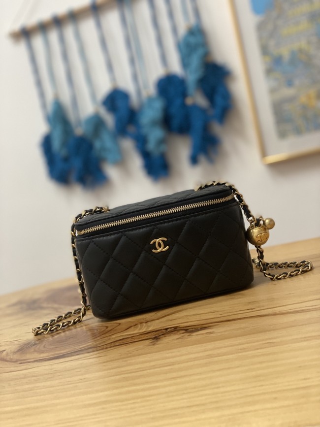 Handbag   Chanel  81220  size 16 9.5 8 cm