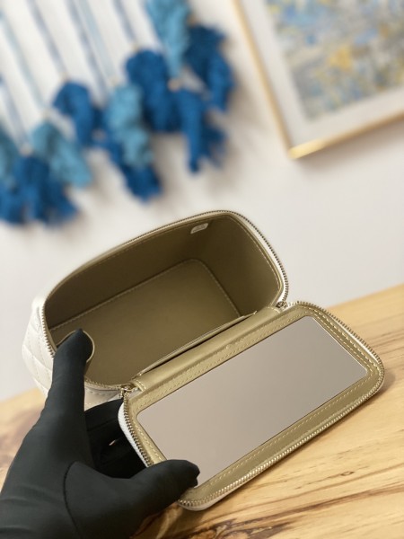 Handbag  Chanel 81220  size  16 9.5 8 cm