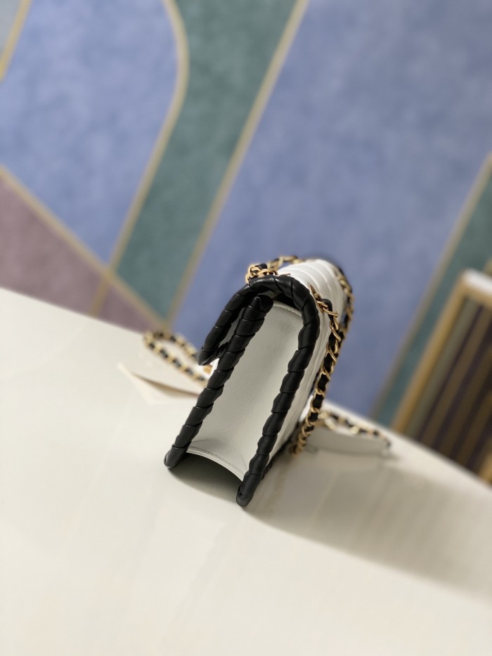 Handbag   Chanel AS2495  size  19x15x6 cm