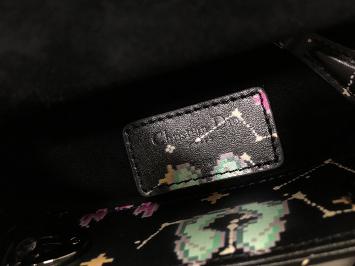 Handbag   Dior  M0505  size  17 x 15 x 7  cm