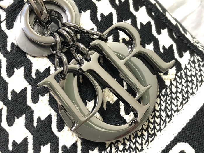 Handbag   Dior  M0565  size  24 x 20 x 11  cm