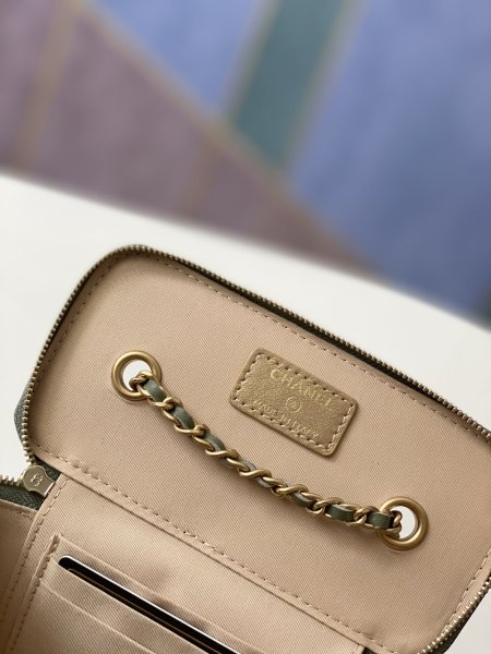 Handbag  Chanel  81138  size 16 9.5 8 cm