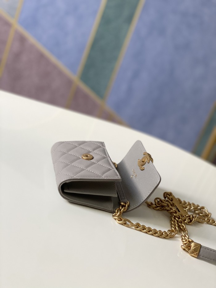 Handbag    Chanel  81156  size 12 9 2.5 cm