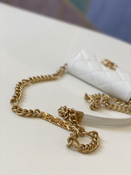 Handbag    Chanel  81156  size  12 9 2.5 cm