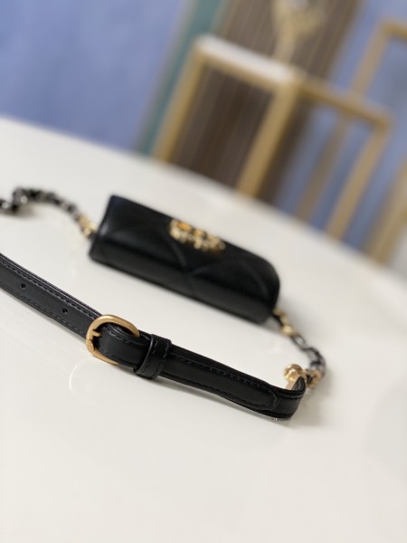 Handbag  Chanel  81166  size 12 8.5 2.5 cm