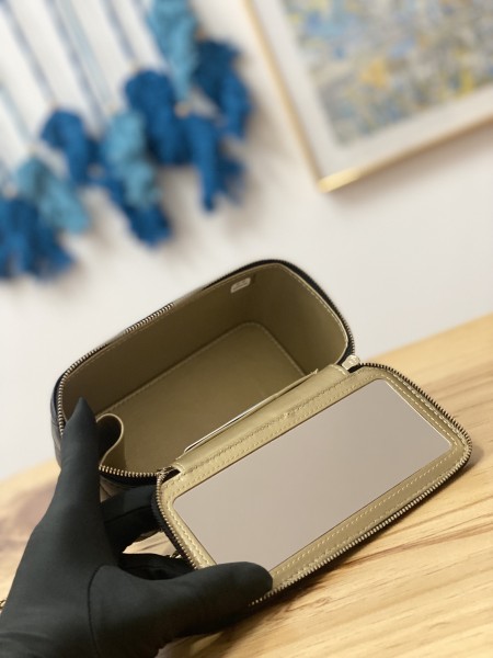 Handbag   Chanel  81220  size 16 9.5 8 cm