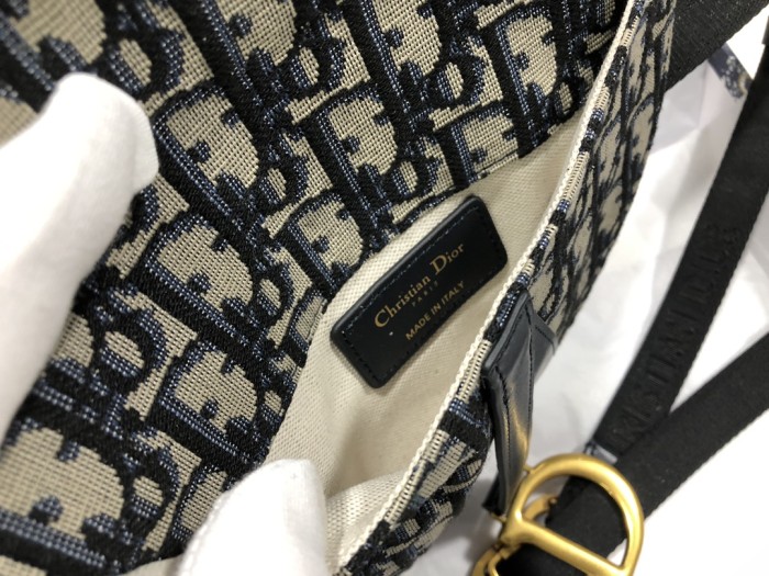 Handbag   Dior  S5632  size  20 x 17 x 2  cm