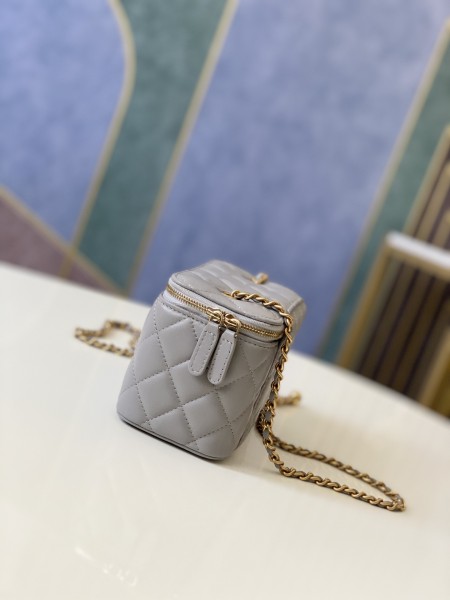 Handbag   Chanel 81138  size  16 9.5 8 cm