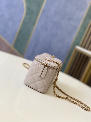 Handbag  Chanel  81138  size 16 9.5 8 cm