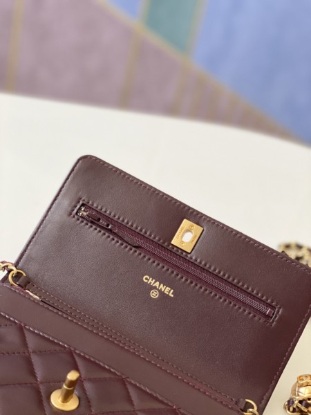 Handbag   Chanel  81133  size  19 cm