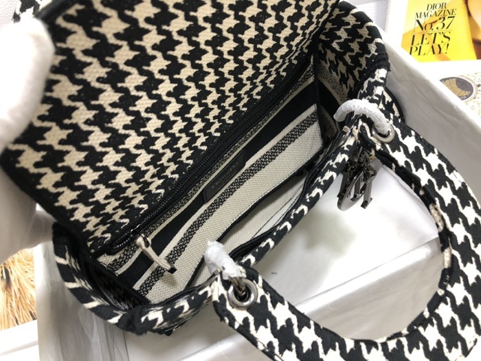 Handbag   Dior  M0565  size  24 x 20 x 11  cm