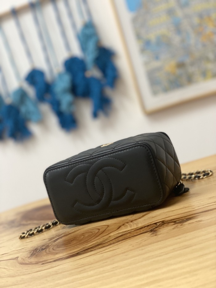 Handbag   Chanel  81220  size 16 9.5 8 cm