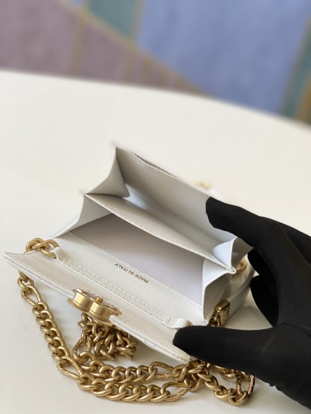 Handbag    Chanel  81156  size  12 9 2.5 cm